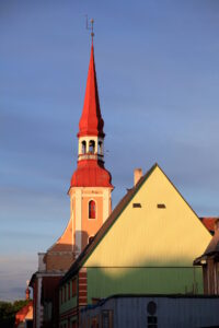 Elisabetin kirkon torni ilta-auringossa