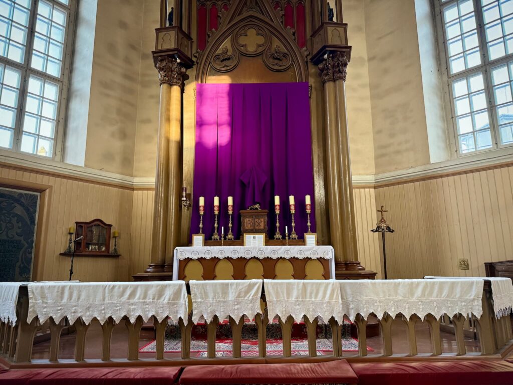 Eliisabeti kiriku altar violetse kannatusaja looriga