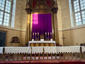 Eliisabeti kiriku altar violetse kannatusaja looriga