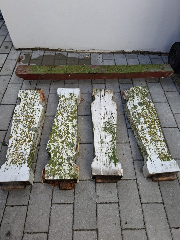 Eemaldatud samblase pinnaga piirdepostid ja käsipuu maas