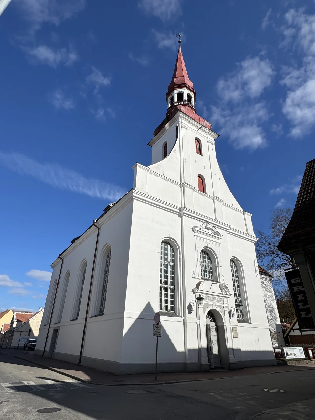 Elisabetin kirkon valkoinen julkisivu ja torni sinistä taivasta vasten.