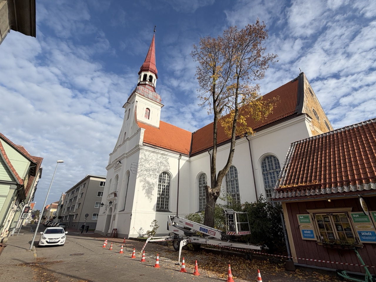 Eliisabeti kiriku juures langetati hoonetele ohtlikuks muutunud vaher